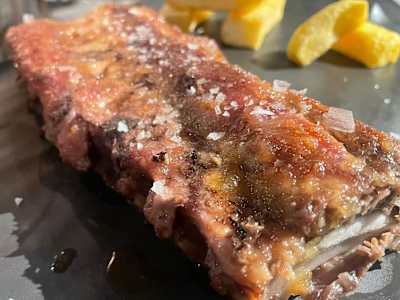 Costillar ibérico asado a baja temperatura con salsa dulce de cerveza