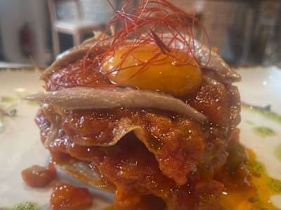 Milhoja crujiente de pisto con ventresca y yema de huevo curada en soja