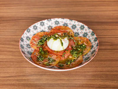 Ensalada Caprese con Burrata y Pesto Casero