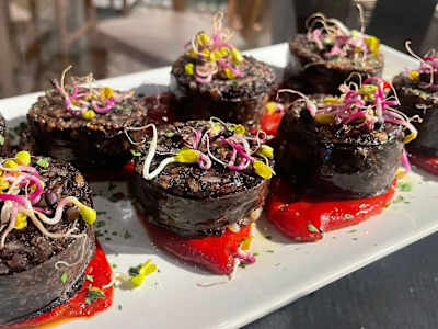 Morcilla crujiente sobre piquillo dulce