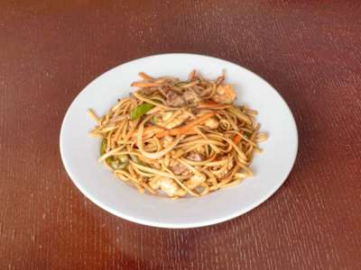 Tallarines Salteados al Wok con Tres Delicias