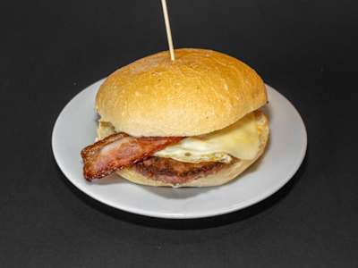 Hamburguesa de Pollo, Lechuga, Tomate, Pepinillo, Huevo y Queso