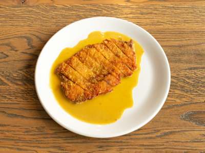 Pollo Frito con Salsa Curry