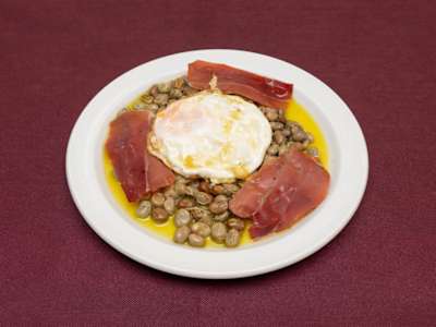 Habas con Jamón Ibérico y Huevo frito