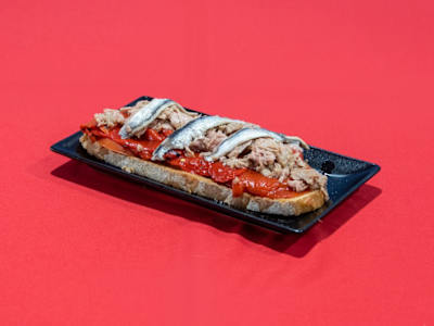 Tosta Mar y Tierra con Anchoas
