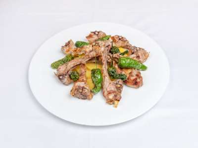 Chuletas de Cabrito con Patatas al Ajo Cabañil