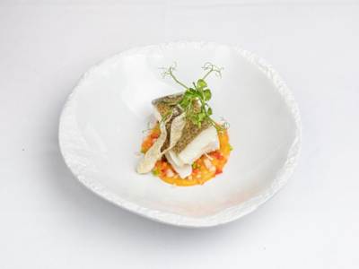 Lomo de Bacalao Confitado Sobre base de centolla y tartar de zanahoria