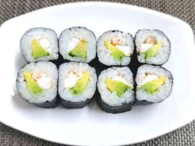 Maki gambas y aguacate