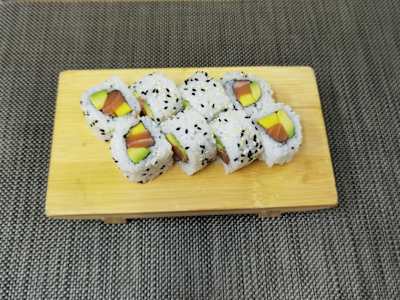California Salmón, Mango y Aguacate