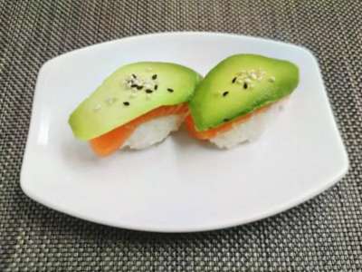 Nigiri Aguacate y Salmón