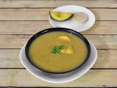 Sancocho con Arepa y Aguacate