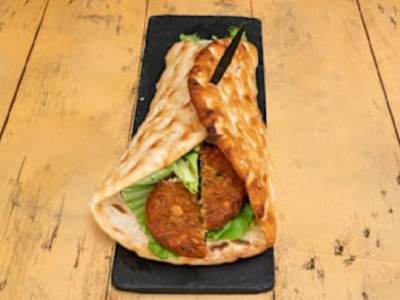 Falafel con Pan, Ensalada y Salsa