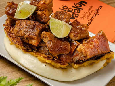 Cachapa con Queso de Mano y Cochino Frito