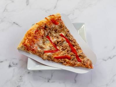 Porción Pizza Atún y Pimientos Rojos