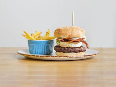 Burger de Queso de Cabra, Beicon y Cebolla Confitada
