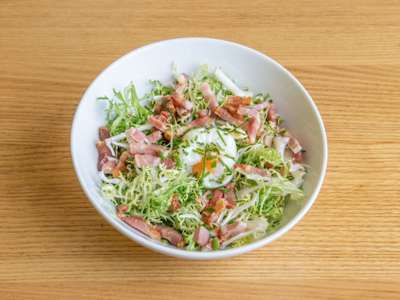 Ensalada de Escarola, Beicon y Huevo Poche