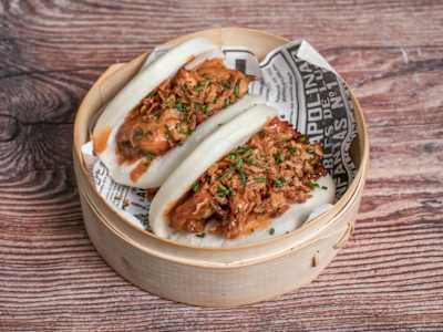 Bao de Alitas de Pollo Deshuesadas con Salsa BBQ Chipotle y Cebolla Crujiente, 2 Unidades