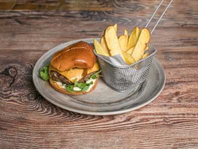 Hamburguesa de Vaca Rubia Gallega con Patatas Rústicas