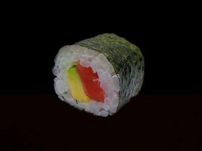 Maki de atún con aguacate
