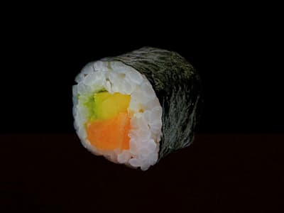 Maki de salmón y aguacate
