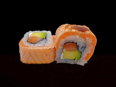 Salmón uramaki flambeado