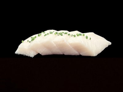 Sashimi de pez mantequilla con cebollino (5p)