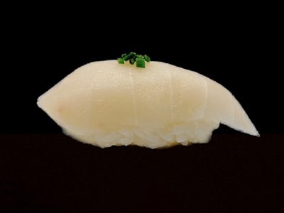 Nigiri de pez mantequilla con cebollino