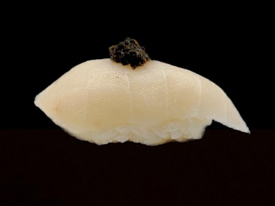 Nigiri de pez mantequilla con trufa