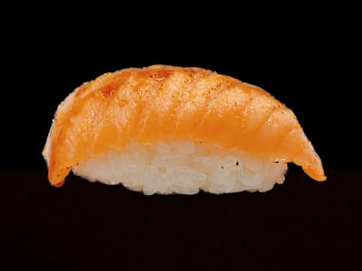 Nigiri de salmón flambeado