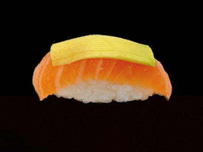 Nigiri de salmón y aguacate