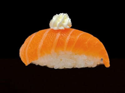 Nigiri de salmón y queso