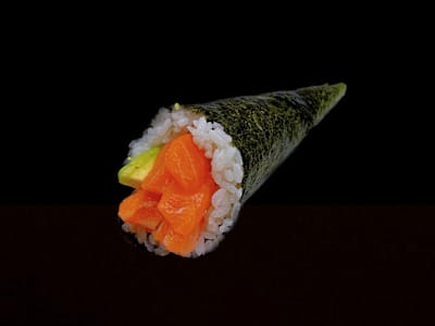 Temaki de salmón y aguacate
