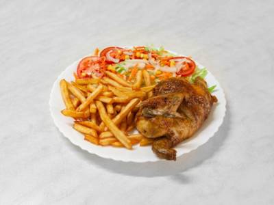 Plato de medio pollo asado, patatas y ensalada