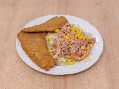 Merluza Empanada con Ensalada