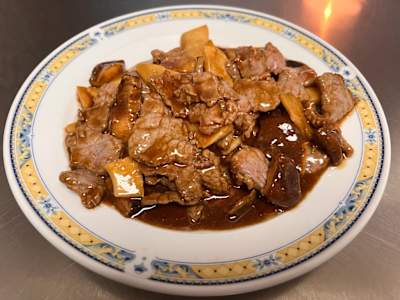 Ternera con Bambú y Setas Chinas