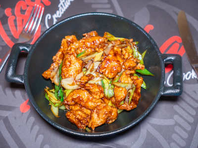 Pollo crujiente salteado con puerro