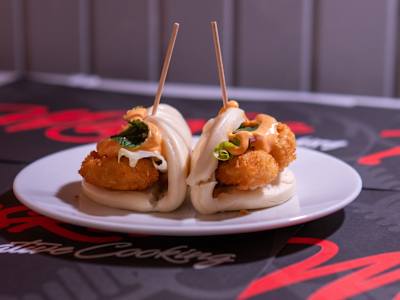 Bao de Langostino con Salsa Chili Garlic, 2 Piezas