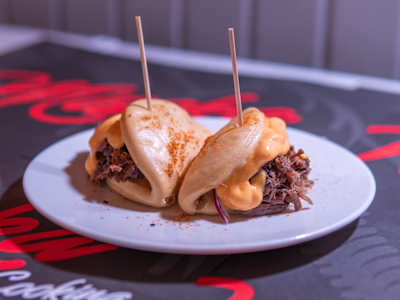 Bao de Rabo de Toro con Salsa Siracha, 2 Piezas