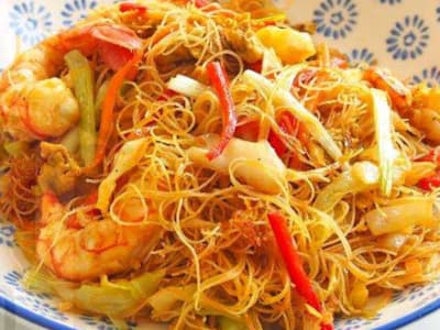 Fideos de Arroz Frito con Tres Delicias