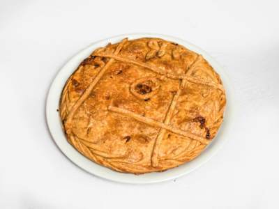 Una Empanada Entera de Bacalao con Pasas