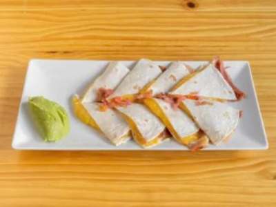 Quesadilla de Chicharrón de Cádiz con Mezcla de Quesos y Pico de Gallo - Plato