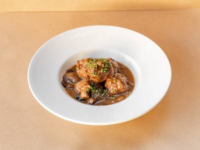 Albóndigas de Rabo de Buey con Setas de Temporada