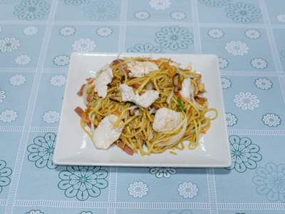 Tallarines Fritos con Pollo