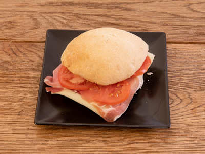 Mollete de Jamón Serrano, Queso y Tomate