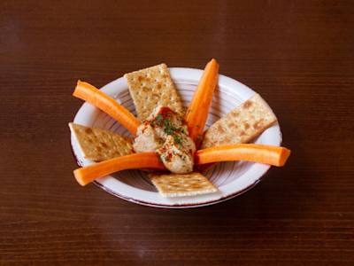 Hummus cn Crudites y Crackers