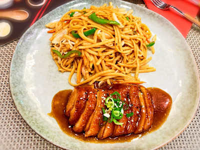 Tallarines con Pato y Salsa Soja