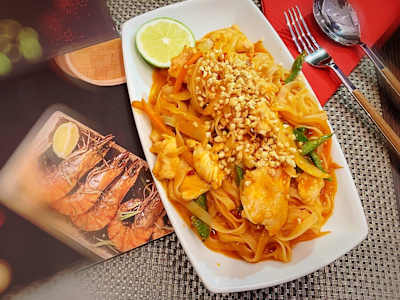 Pad Thai con Pollo y Salsa Tomate
