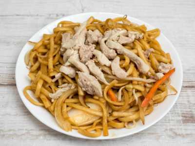 Tallarines frito con pollo