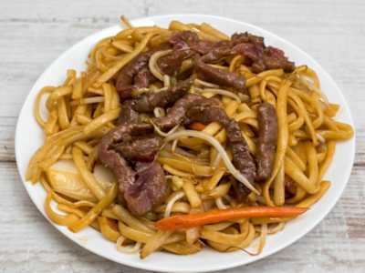 Tallarines fritos con ternera