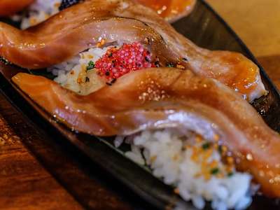 Salmón a la Llama sobre Arroz Sushi
